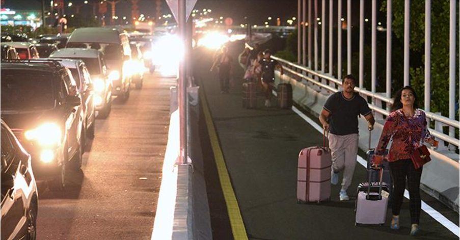 Figure 1 Calon penumpang pesawat berjalan di Jalan Tol Bali Mandara setelah mobil yang ditumpanginya terjebak kemacetan saat akan menuju ke Bandara Internasional I Gusti Ngurah Rai di Badung, Bali, Jumat 29 Desember 2023. Sumber: Antara News