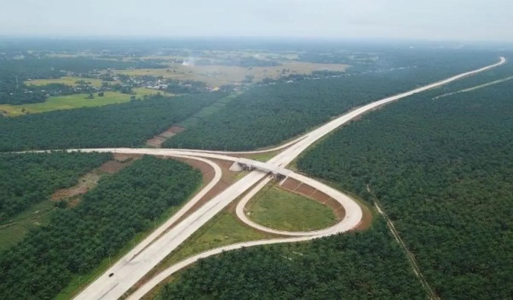 Figure 1 Ilustrasi: Pembangunan Jalan Tol Kuala Tanjung-Tebing Tinggi-Parapat. Pemerintah tidak dapat melanjutkan proyek pembangunan jalan tol Rantau Prapat - Kisaran di Sumut karena dicoret dari daftar Proyek Strategis Nasional (PSN). (Foto: Antara)