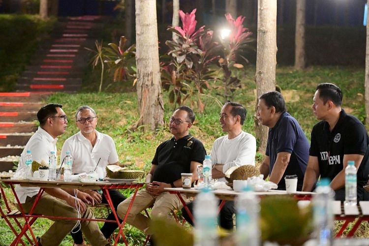 Figure 1 Presiden Joko Widodo berdiskusi bersama para menteri saat menginap di IKN, Kalimantan Timur pada Kamis (29/2/2024). (Dok. Sekretariat Presiden)